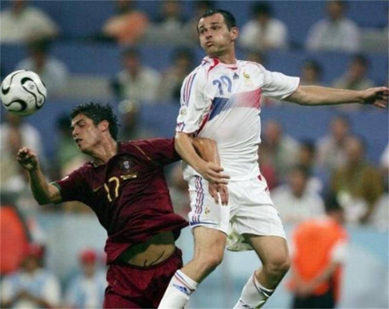 两年没理齐达内的性情中人，还敢怒怼卡恩，想担任拜仁队长却无缘